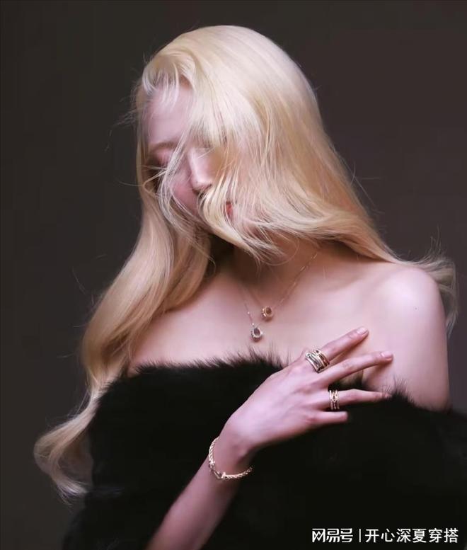 柏林影后都跪了的造型却被大妈们嫌弃？电子pg游戏金发魔女关晓彤七度漂发！(图3)