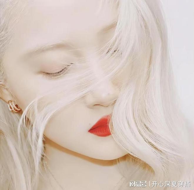 柏林影后都跪了的造型却被大妈们嫌弃？电子pg游戏金发魔女关晓彤七度漂发！(图1)